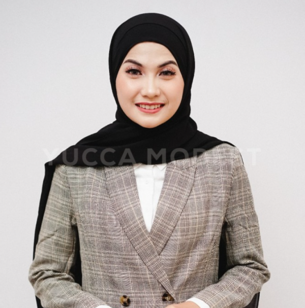 Hijab pashmina dengan detail pita